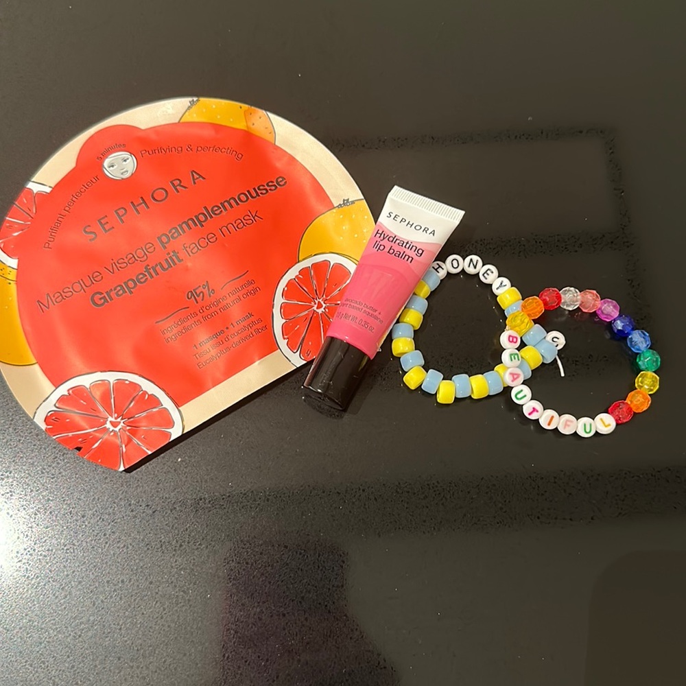 Hi!this is a bundle that comes with, a grapefruit face mask, bracelets,lipbalm